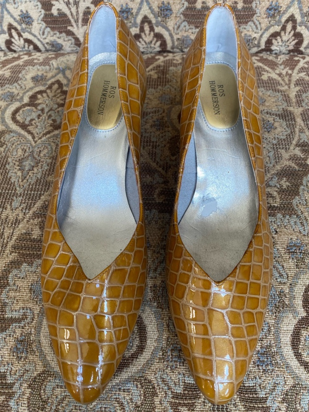 Ros Hommerson Women's Mustard Croc Patent Pointed-Toe Pumps Size 9WW Preowned